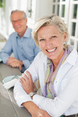 Obraz premium Couple smiling together at table