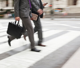 Obraz premium Businessman crossing city street