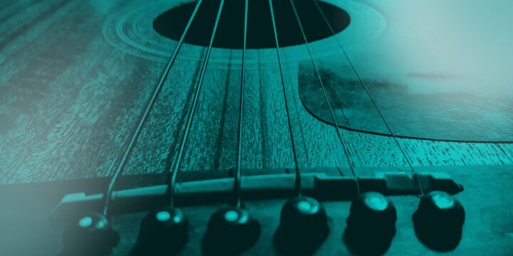 Fotografia conceitual das cordas do violão em azul e contrastes negros.