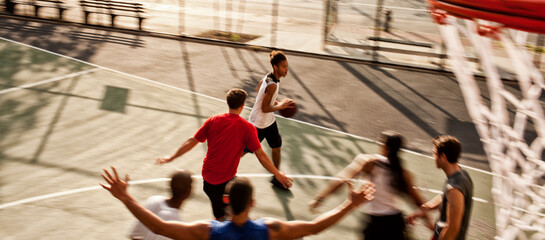 Men playing basketball on court - obrazy, fototapety, plakaty