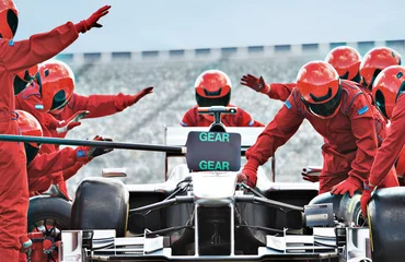 Foto op Plexiglas Formule 1 Raceteam aan het werk bij pitstop