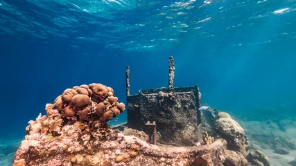 Stoff pro Meter Schiffswrack &quot Tugboat&quot  im flachen Wasser des Korallenriffs im karibischen Meer / Curacao mit Blick auf Oberfläche und Sonnenstrahl © NaturePicsFilms