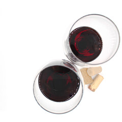 Copas de vino tinto sobre fondo blanco