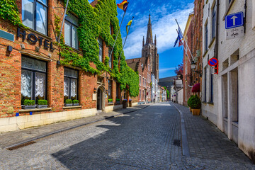 Naklejka premium Stara ulica w Brugii (Brugge), Belgia. Pejzaż Brugii. Typowa architektura Brugii
