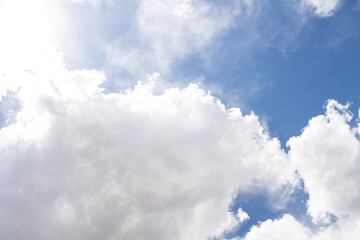 Cielo azul con muchas nubes blancas  de Chihuahua contrapicada