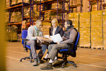 Obraz na płótnie Canvas Business people talking in warehouse