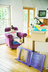 Obraz premium Woman drinking tea with unpacked boxes