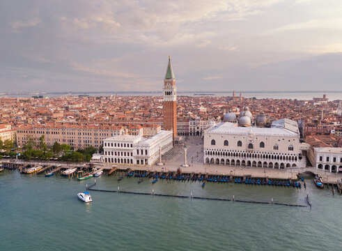 Alba a Venezia in bacino di Bacino San Marco, ripresa con drone