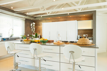 Obraz premium Modern kitchen with barstools