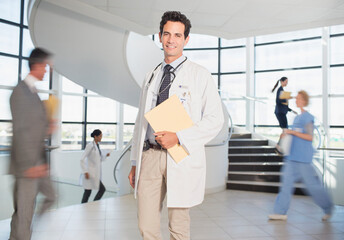 Obraz premium Doctor carrying folders in hospital