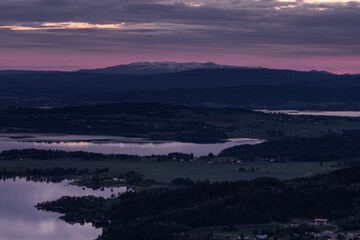 Zachód słońca nad Tyrifjorden zwanego Jezioro Tyri z punktu widokowego Kongens utsikt (królewski widok)
