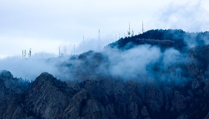Obraz premium clouds coming over the mountain