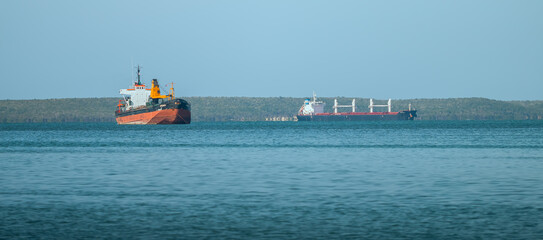 Fototapeta premium Barcos petroleros en la Bahía de Cienfuegos