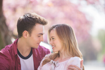 Obraz premium Couple hugging outdoors