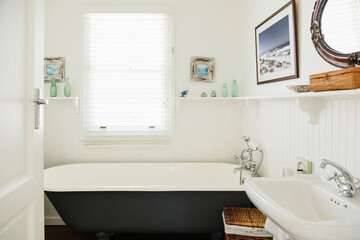 Fototapeta na wymiar Claw foot bathtub in ornate bathroom