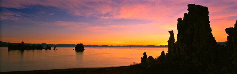 Fototapeta premium Rock formations overlooking still lake