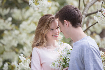 Naklejka premium Couple smiling outdoors