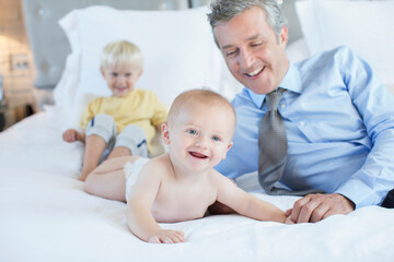 Obraz premium Father and children playing on bed