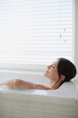 Obraz na płótnie Canvas Woman relaxing in bubble bath