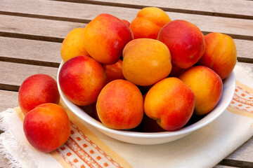 bowl of peaches