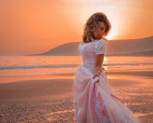 Fototapeta na wymiar The bride on the ocean.