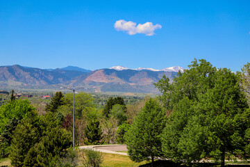 Fototapeta na wymiar Mountain peaks from a Denver city park