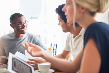 Obraz premium Business people talking at meeting in cafe