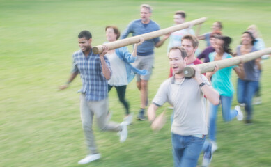 Fototapeta premium Teams racing with logs in field