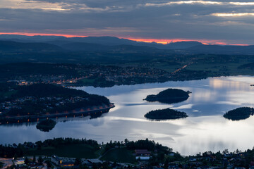 Zachód słońca nad Tyrifjorden zwanego Jezioro Tyri z punktu widokowego Kongens utsikt (królewski widok) - obrazy, fototapety, plakaty