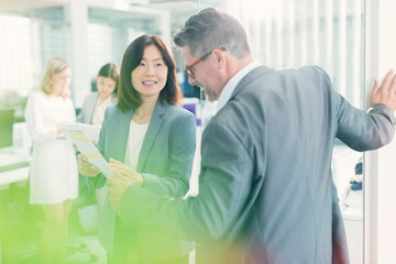 Obraz premium Business people discussing paperwork in office