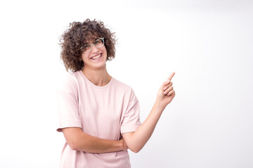 Chica sonriendo y señalando sobre un fondo blanco