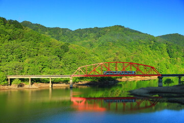 Fototapeta premium 新緑の錦秋湖