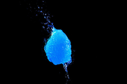 青い水の爆発