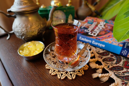 トルコのチャイでリラックス。Relax time with Turkish tea and books on a old wooden table
