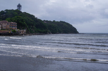 梅雨時の雲が垂れ込む江ノ島