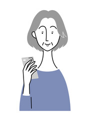 スマートフォンを見るシニア女性