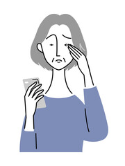 スマホの見過ぎで目が疲れたシニア女性