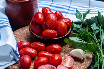 Tomate cherry con ajo y perejil en rama y seco 