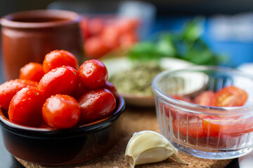 Tomate cherry con ajo y perejil en rama y seco 