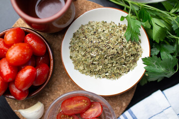 Tomate cherry con ajo y perejil en rama y seco 