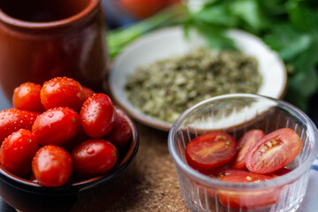 Tomate cherry con ajo y perejil en rama y seco 
