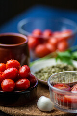 Tomate cherry con ajo y perejil en rama y seco 