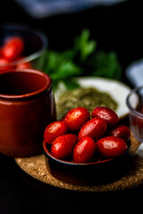 Tomate cherry con ajo y perejil en rama y seco 