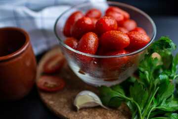 Tomate cherry con ajo y perejil en rama y seco 