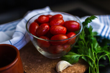 Tomate cherry con ajo y perejil en rama y seco 