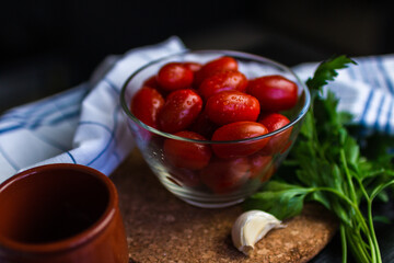Tomate cherry con ajo y perejil en rama y seco 