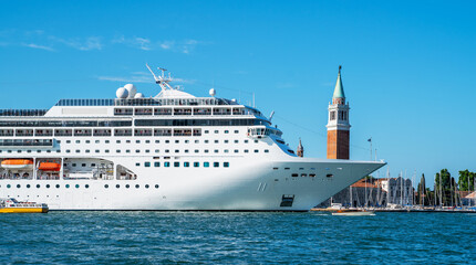 Fototapeta na wymiar Oversized cruise ship brings thousands of tourists to Venice, italy.