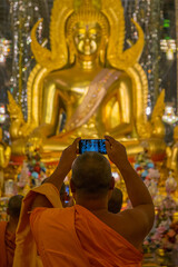 A novice photographing Buddha images with a mobile phone