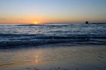tramonto sul mare con riflesso del sole sull'acqua.