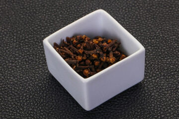 Dry clove seeds